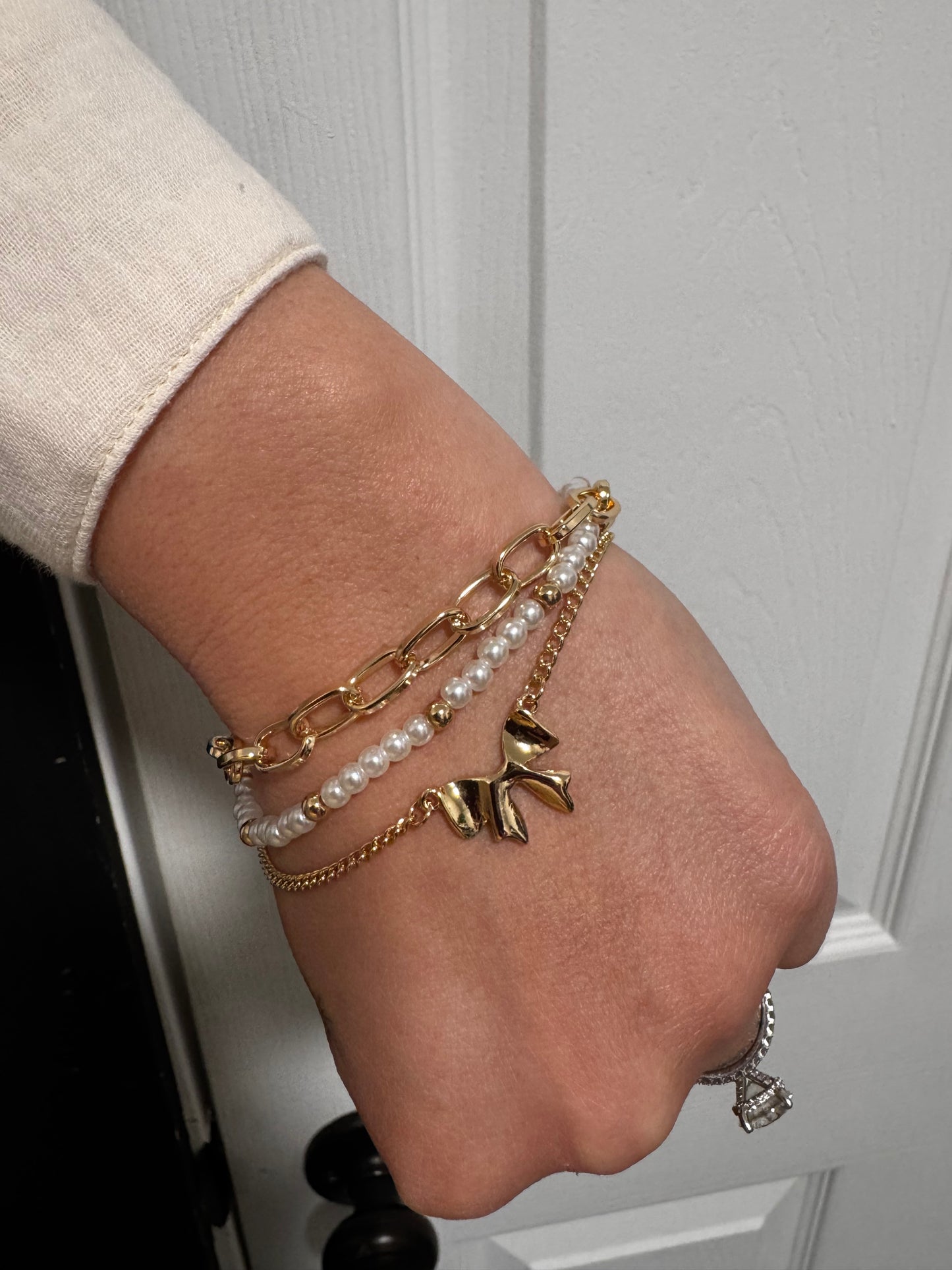 Gold bow bracelet